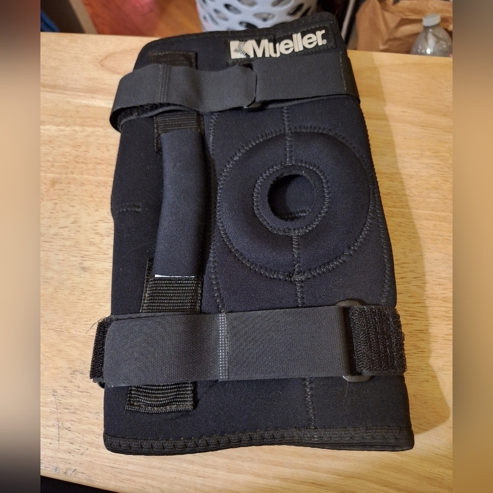 Mueller Sports Medicine Hinged Knee Brace